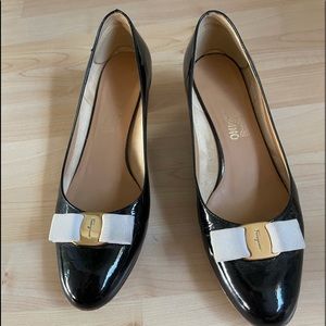 Authentic Salvatore Ferragamo Vara 30 Pump